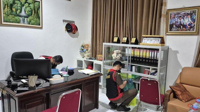 Kejaksaan Negeri (Kejari) Ponorogo menggeledah SMK 2 PGRI Ponorogo. Penggeledahan ini kaitannya dengan dugaan penyimpangan dana Bantuan Operasional Sekolah (BOS).