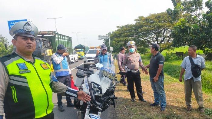Saat Anggota PJT Ditlantas Polda Jatim melakukan olah TKP di lokasi kejadian