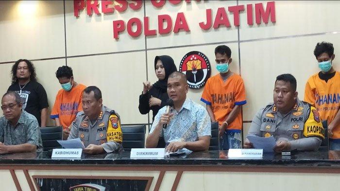 Saat Direktur Ditreskrimum Polda Jatim Kombes Pol Totok Suharyanto, Kabid Humas Polda Jatim Kombes Pol Dirmanto, Kabid Labfor Polda Jatim Kombes Pol Sodiq Pratomo dan Kapolres Pamekasan AKBP Jazuli Dani Iriawan, dalam konferensi pers menghadirkan ketiga tersangka, di di Ruang Konferensi Pers di Gedung Bidang Humas Mapolda Jatim, Jumat (23/2/2024).