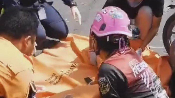 Saat PMI Kota Surabaya dan BPBD Kota Surabaya mengevakuasi korban di Jalan Jawar