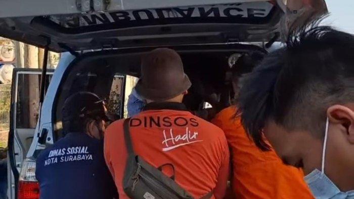 Saat Petugas BPBD, PMI, Dinsos, dan Satpol PP mengevakuasi korban ke dalam mobil ambulan untuk dibawa ke RSUD dr Soetomo Surabaya