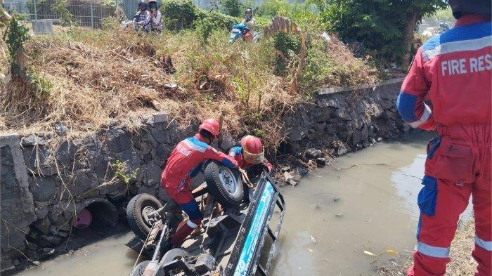Saat Tim Rescue Dinas Pemadam Kebakaran dan Penyelamatan Kota Surabaya mengevakuasi kendaraan roda tiga yang tercebur parit, Sabtu (7/9/2024)