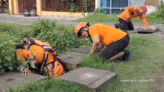 Saat anggota Tim SAR Gabungan melakukan pencarian terhadap bocah yang hanyut di selokan Surabaya