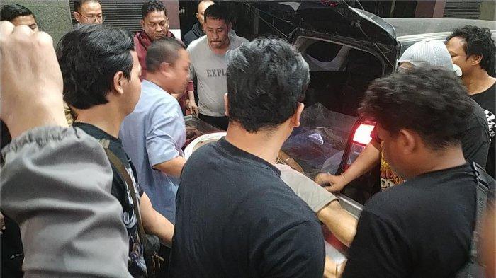 SUASANA KAMAR MAYAT RS BHAYANGKARA SURABAYA - Saat jenazah Pelaku A dan E dievakuasi ke kamar mayat RS Bhayangkara Surabaya, pada Selasa (3/5/2025) dini hari. Tampak tiga orang Anggota Tim Inafis Polda Jatim memasuki kamar mayat untuk mulai melakukan identifikasi dan visum terhadap kedua jenazah.