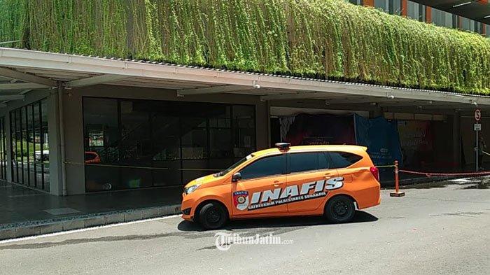 Saat mobil Tim Inafis Polrestabes Surabaya di lokasi.