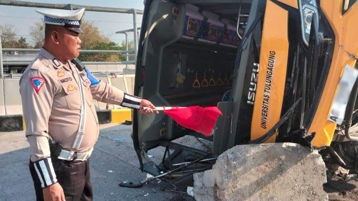 Saat petugas PJR Ditlantas Polda Jatim melakukan olah TKP di rest area Tol Surabaya-Mojokerto, KM 725 Jalur A, pada Senin (7/10/2024) siang.