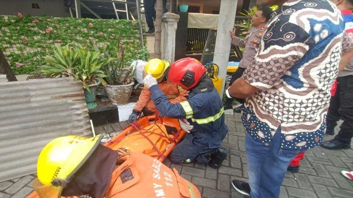 Saat proses evakuasi korban kakek berinisial GS (73) yang tewas tergeletak di atap rumahnya Jalan Raya Kutisari Indah Barat 7, Kutisari, Tenggilis Mejoyo, Surabaya, pada Jumat (1/12/2023) pagi.