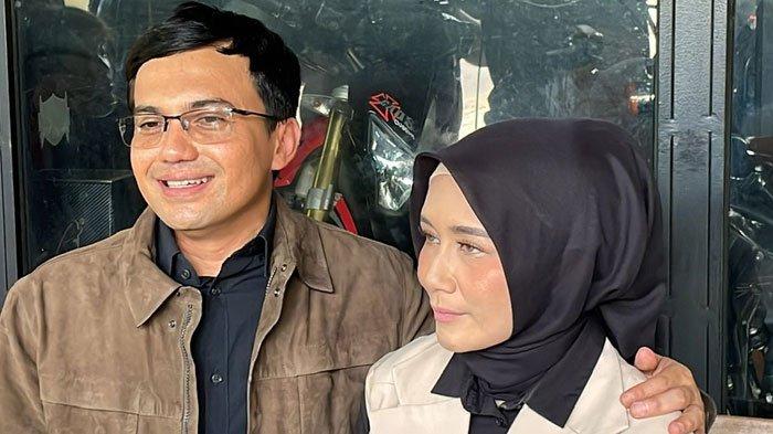 LARANG ANAK NGEKOS - Foto arsip Sahrul Gunawan dan Dine Mutiara saat ditemui di kawasan Mampang, Jakarta Selatan, Selasa (6/6/2023). Baru-baru ini, Sahrul mengatakan putranya ngambek batal kuliah di UGM karena dilarang ngekos.