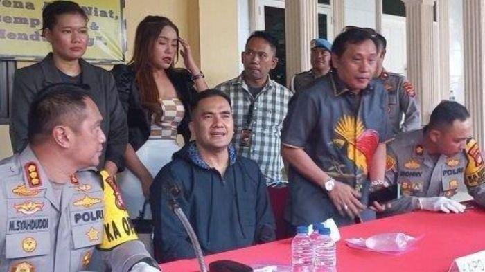 Penyanyi dangdut Saipul Jamil beri keterangan pers bersama Kapolres Jakarta Barat, Kombes M Syahduddi, Sabtu (6/1/2024). Kini mantan suami Dewi Perssik diusulkan jadi Duta Anti Narkoba.