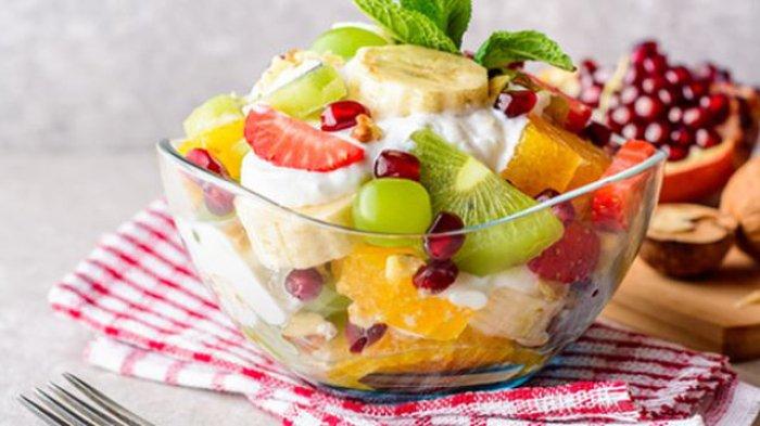 Salad buah menjadi salah satu menu diet yang cocok dikonsumsi untuk makan malam.