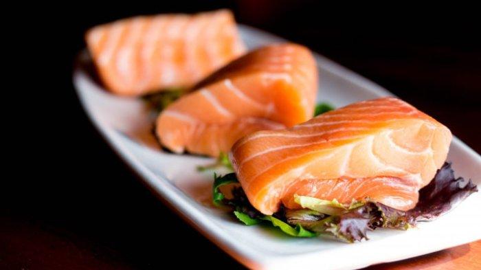 Salmon adalah makanan yang bisa membantu kalian membakar lemak loh. Ikan salmon  secara alami membantu tingkat metabolisme kalian meningkat. Metabolisme sendiri merupakan proses yang dilakukan tubuh untuk mendapatkan energi.
