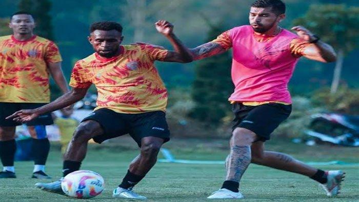 Samuel Balinsa dan Julian Guevara saat berebut bola dalam sesi latihan tim Arema FC di lapangan ARG Soccer Field Lawang pada Rabu (22/8/2024).