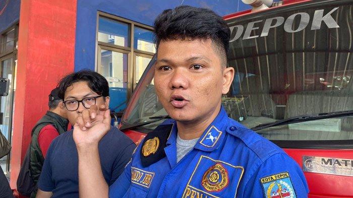 TAK DAPAT THR - Sandi Butar Butar, petugas pemadam kebakaran (Damkar) Depok di UPT Cimanggis, Kota Depok, Selasa (23/7/2024). Sandi kini mendapat 4 SP dan tak dapat THR.