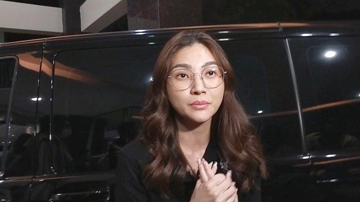 Artis Sarwendah Tan buka suara terkait kondisi suaminya Ruben Onsu yang drop hingga dilarikan ke rumah sakit.