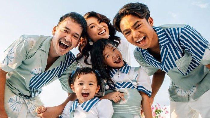 Presenter Ruben Onsu bersama Sarwendah dan anak mereka. Kini keduanya memutuskan bercerai. Keduanya kompak tak menghadiri sidang perdana perceraian. Dikatakan kuasa hukum bahwa Sarwendah dan Ruben Onsu sudah pisah rumah selama enam bulan.
