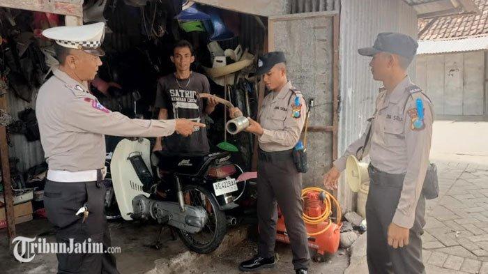 Satlantas Polres Kediri Kota saat melakukan sidak sekaligus berikan himbauan kepada para pedagang dan pemilik bengkel di kawasan Pasar Loak Setono Betek