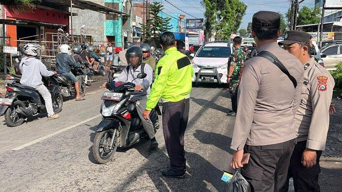 OLAH TKP - Satlantas Polres Malang lakukan olah TKP kecelakaan maut di Malang, tepatnya di Jalan Raya Pakis Jajar, Kecamatan Pakis, Kabupaten Malang, Senin (17/3/2025). Kecelakaan tersebut melibatkan dua motor. Satu orang tewas.