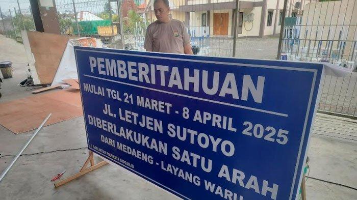 REKAYASA LALU LINTAS - Petugas Satlantas Polresta Sidoarjo memasang sejumlah rambu dalam rangka rekayasa lalu lintas di Jalan Letjen Sutoyo Sidoarjo, Jumat (14/3/2025). Rekayasa lalu lintas itu dilakukan mulai 21 Maret sampai 8 April 2025.  