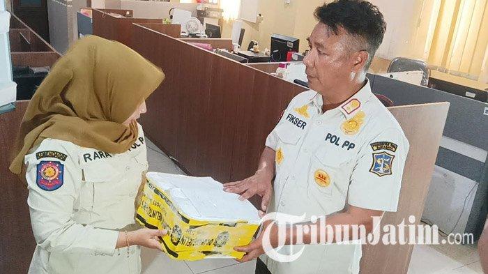 ES KRIM - Satpol PP Surabaya membawa sampel es krim yang diduga mengandung alkohol ke Badan Pengawas Obat dan Makanan (BPOM) Surabaya. Berdasarkan hasil uji BPOM, es krim terbukti mengandung alkohol 3,35 persen, Sabtu (19/4/2025).