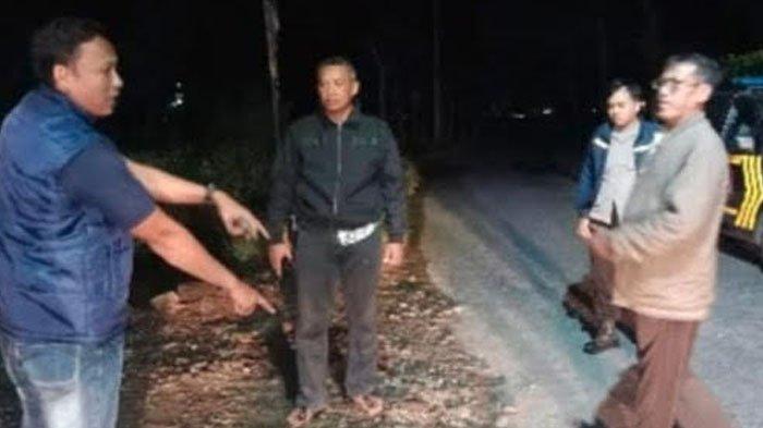 Satreskrim Polres Nganjuk melakukan olah TKP pembacokan di jalan Desa Nglawak, Kecamatan Kertosono, Kabupaten Nganjuk.