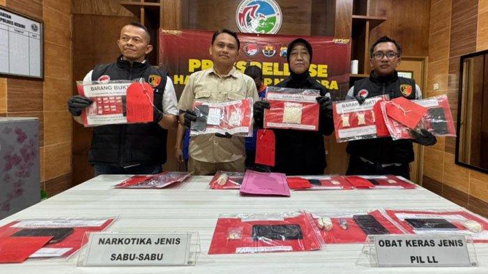 Satresnarkoba Polres Kediri saat merilis pengungkapan narkotika selama 2024.