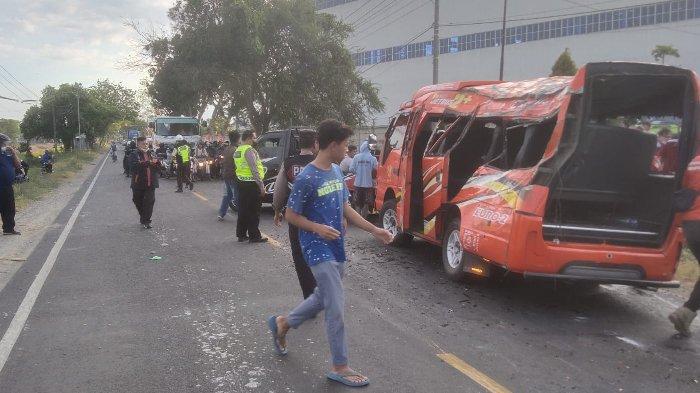 Satu keluarga asal Trenggalek terlibat kecelakaan tunggal di Kecamatan Gampengrejo, Kabupaten Kediri, Rabu (16/8/2023) sore.