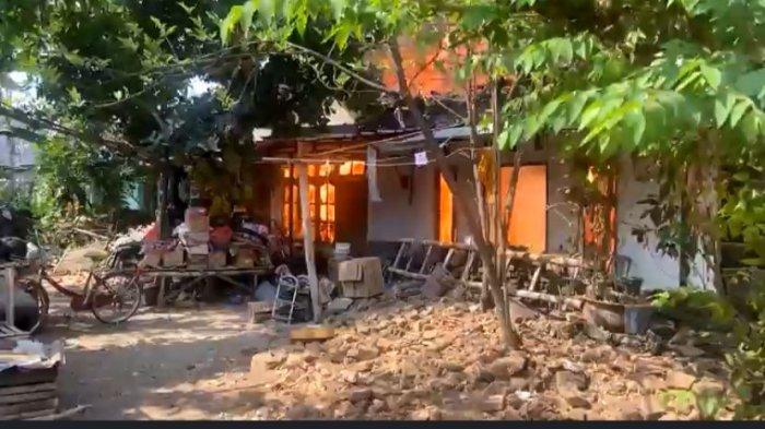 Satu rumah pusat penduduk di Jalan Pramuka, Kelurahan Nologaten, Kecamatan/Kabupaten Ponorogo terbakar, Minggu (3/9/2023).