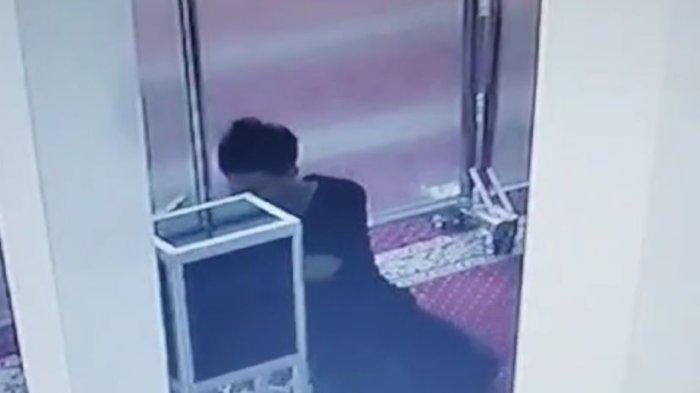 Screenshoot rekaman CCTV pelaku mencuri uang kotak amal di Mushola Al Akbar.