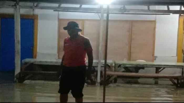 Sebagian pemukiman warga di Lamongan yang mulai tergenang akibat luapan air Sungai Bengawan Solo, Selasa (12/3/2024)