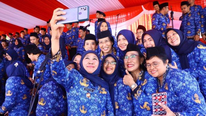 Sebanyak 1.450 PNS di lingkungan Pemerintah Provinsi Jawa Timur disumpah dan janji jabatan oleh Gubernur Jawa Timur Khofifah Indar Parawansa di halaman Gedung Negara Grahadi, Surabaya, Kamis (4/5/2023) pagi.