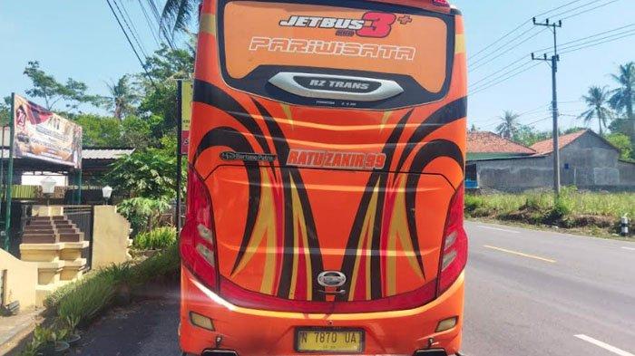 Sebuah bus dan motor terlibat insiden kecelakaan maut di Jalan Raya Kedungjajang, Kabupaten Lumajang, Jawa Timur, Jumat (11/10/2024).