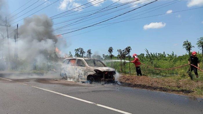 Mobil Xenia Terbakar saat Dikendarai di Banyuwangi, Penumpang Semburat Menyelamatkan Diri