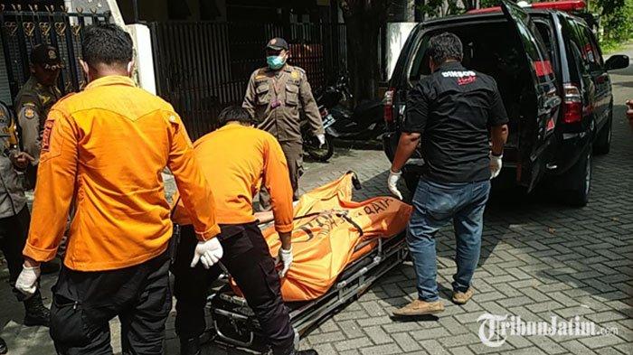 EVAKUASI JENAZAH - Sejoli ditemukan tewas di kamar kos lantai dua kawasan Jalan Sidosermo Gang XII, Sidosermo, Wonocolo, Surabaya, Jawa Timur pada Kamis (10/4/2025) siang.