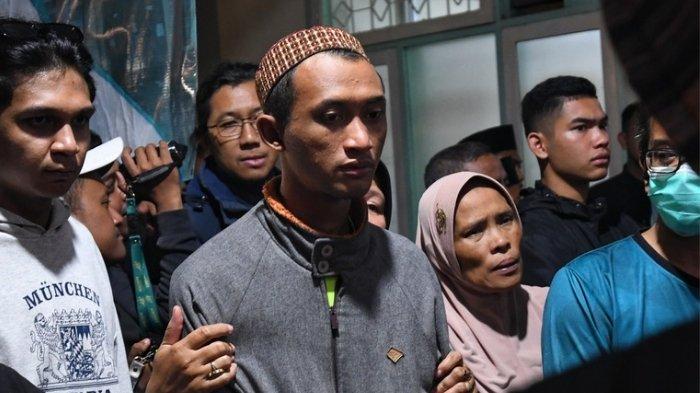 Sejumlah keluarga korban menunggu jenazah laka maut di kawasan Taman Nasional Bromo Tengger Semeru (TNBTS) di wilayah Jarak Ijo, Kecamatan Poncokusumo, Kabupaten Malang di rumah sakit Sumber Sentosa, Senin (13/5/2024). Laka maut tersebut mengakibatkan empat korban meninggal dunia dan lima luka berat. SURYA/PURWANTO