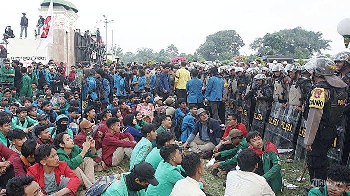Sejumlah mahasiswa berhasil masuk kedalam halaman gedung DPR/MPR, Jakarta Selatan, Kamis (22/8/2024). Sejumlah elemen masyarakat sipil, mulai dari buruh, komika, mahasiswa hingga aktivis menggelar aksi demonstrasi menolak pengesahan Revisi UU Pilkada. Aksi tersebut merupakan bagian dari gerakan darurat Indonesia yang viral di media sosial setelah DPR bermanuver mengabaikan putusan MK.