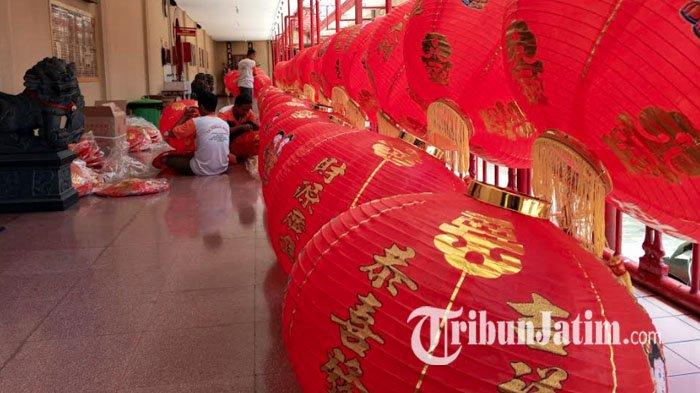 Sejumlah pekerja Klenteng Tjoe Tik Kiong Tulungagung mempersiapkan lampion baru, Senin (5/2/2024). 