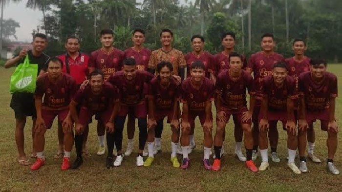 Sejumlah pemain Arema FC bersama pemain profesional lainnya saat foto bersama ketika menjalani pertandingan fun football, 2024.