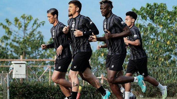 Sejumlah pemain Arema FC saat melakukan pemanasan sebelum menjalani sesi latihan rutin di Lapangan Agro Kusuma Batu, 2023.