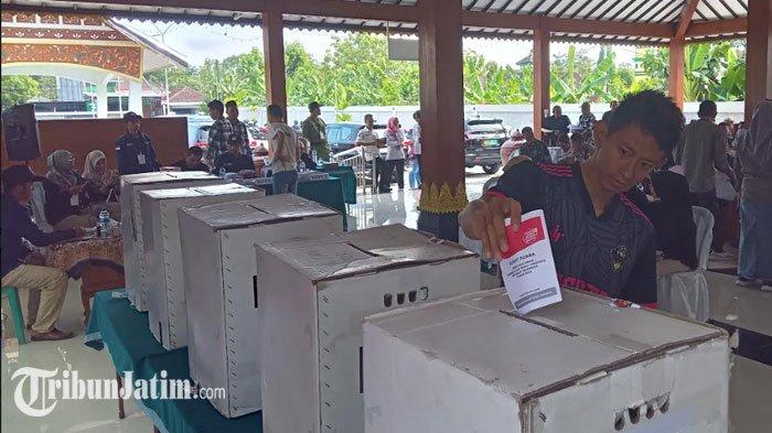 Sejumlah pemilih saat mengikuti simulasi pemungutan dan penghitungan suara di salah satu TPS Desa Sembung, Rabu (27/12/2023) pagi.