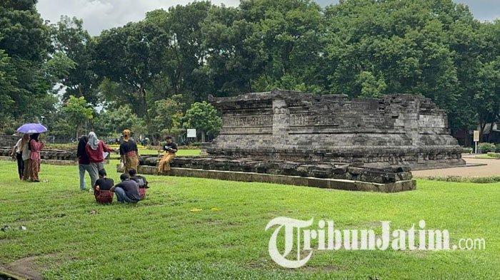 Sejumlah pengunjung saat berwisata di kawasan Candi Tegowangi Kediri, Senin (27/1/2025). 