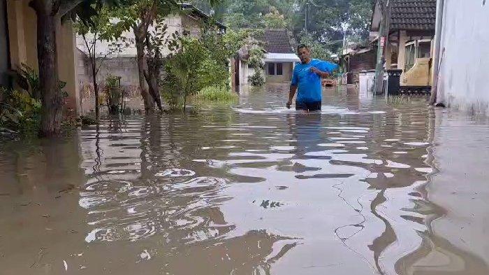 Sejumlah rumah warga tergenang air luapan Sungai Bengawan Solo meluber hingga menggenangi kawasan Kelurahan Margomulyo, Kecamatan/ Kabupaten Ngawi, Senin (11/3/2023).