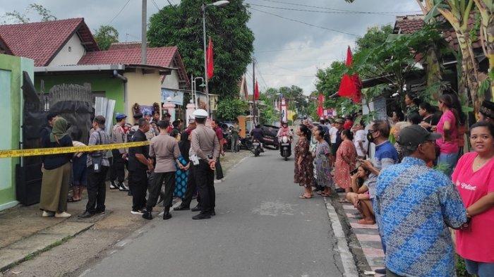 Sejumlah warga berkerumun menyaksikan rekonstruksi kasus pembunuhan 2 perempuan di Jl Sulawesi, Kota Blitar, Jumat (19/1/2024).