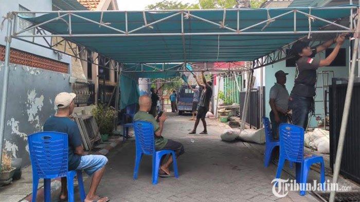 Sejumlah warga saat memasang tenda untuk persiapan hari pemungutan suara di TPS 16 yang berada di Jajar Tunggal, Kecamatan Wiyung Kota Surabaya, Selasa (26/11/2024). TPS ini rencananya akan digunakan oleh Cagub Jatim Tri Rismaharini atau Risma untuk mencoblos Rabu (27/11/2024).