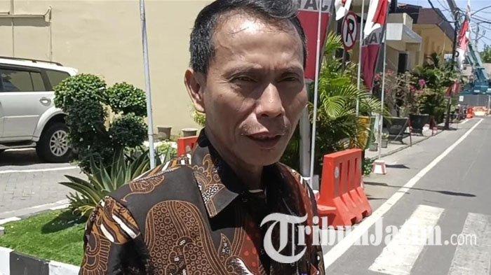 Sekda Pemkab Jember, Hadi Sasmito saat berjalan keluar dari Gedung Gedung Ditreskrimsus Mapolda Jatim, Jumat (30/8/2024).