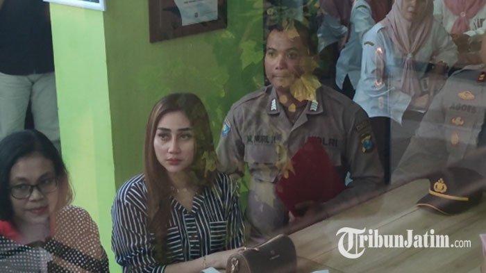 Seleb TikTok sekaligus Bhayangkari Polres Probolinggo, Luluk Sofiatul Jannah bersama suaminya, Bripka Nuril Huda menghadiri mediasi di SMKN 1 Probolinggo, Rabu (6/9/2023).