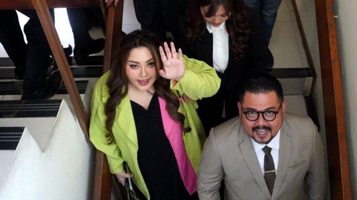 DILAPORKAN - Selebgram Lisa Mariana menghadiri sidang gugatan perdata terhadap mantan Gubernur Jawa Barat, Ridwan Kamil, di Pengadilan Negeri (PN) Bandung, Jalan LLRE Martadinata, Kota Bandung, Jawa Barat, Rabu (28/5/2025). Lisa Mariana kembali dilaporkan, kini akibat kasus dugaan penipuan.