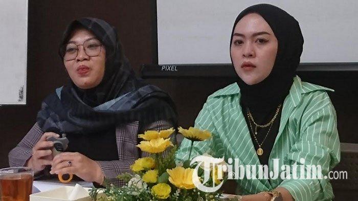 Selebgram asal Tulungagung, Jawa Timur, Meilisa Marditawati alias Meylisa Zaara bersama penasehat hukumnya, Fitri Erna, menceritakan tentang kasus dugaan KDRT yang dilakukan suaminya, Sabtu (8/7/2023).