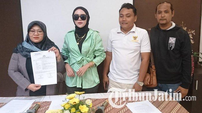 Selebgram asal Tulungagung, Jawa Timur, Meilisa Marditawati alias Meylisa Zaara bersama penasehat hukumnya, Fitri Erna, menceritakan tentang kasus dugaan KDRT yang dilakukan suaminya, Sabtu (8/7/2023).