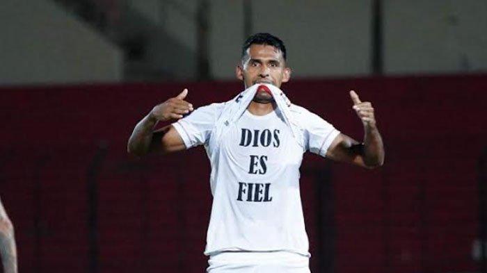 Selebrasi Striker Arema FC Gilbert Alvarez saat merayakan gol ke gawang lawan