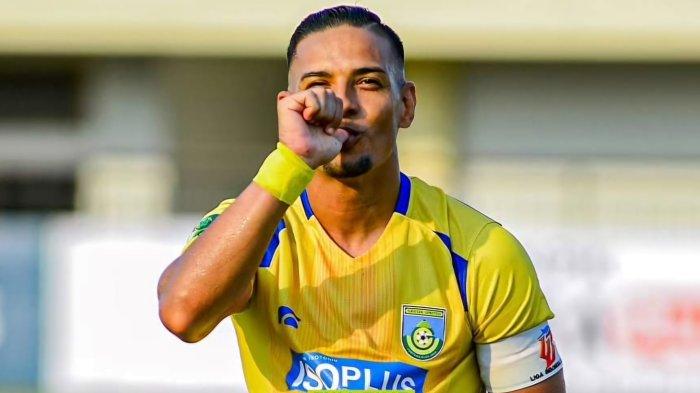 Selebrasi kapten Gresik United, Renan Silva usai mencetak gol.